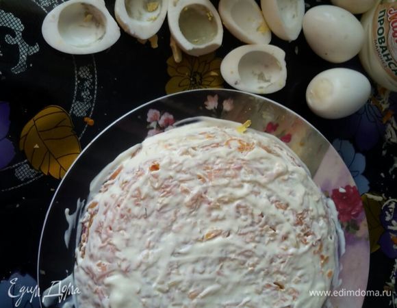 Вареную морковь потереть следующим слоем. Смазать майонезом. Отделить белки от желтков.