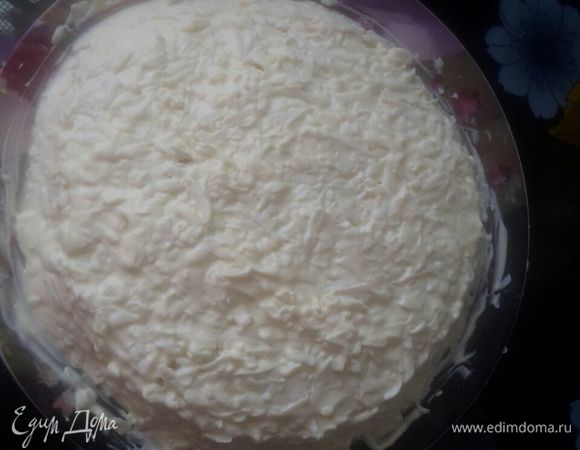 Следующий слой: белки вареных яиц потереть на терке, смазать майонезом.