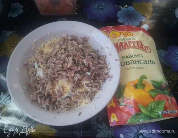 Сайру размять вилкой, яйца и сыр натереть на мелкой терке.