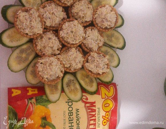 Выложить получившуюся смесь в тарталетки, украсить огурчиком свежим.
