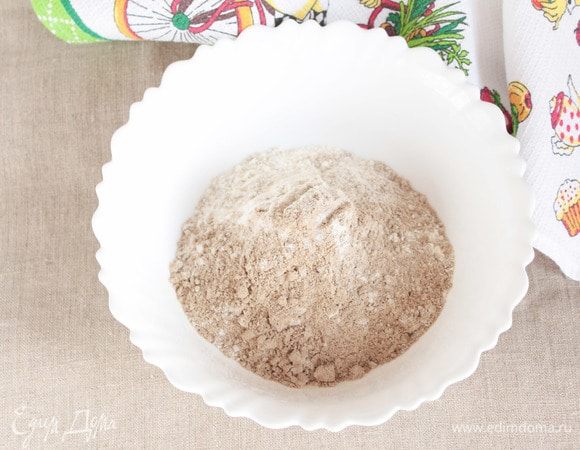 Пока распаривается чернослив, приготовим тесто для «устриц», так как ему необходимо отлежаться. Оба вида муки (льняную и пшеничную) в равных пропорциях (1 стакан: 1 стакан) просеять через сито. Добавить 1 щепотку соли и перемешать.