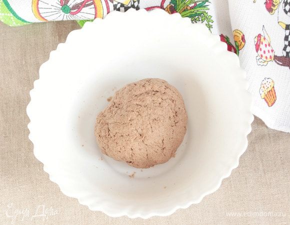 В мучную смесь влить порционно питьевую воду комнатной температуры. Воды может потребоваться 170-190 мл, может меньше, может больше. Все зависит от клейковины вашей муки. Замесить пельменное тесто. Если тесто продолжает очень сильно липнуть, то добавьте необходимое количество пшеничной муки. Но тесто не должно быть тугим. Готовому тесту необходимо «отдохнуть» минут 20-30 под пленкой или в мешочке.