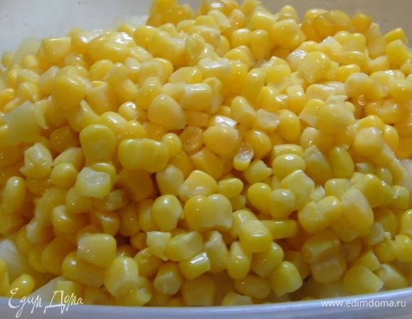 Всыпьте консервированную кукурузу.