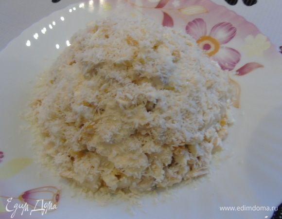 Посолите, поперчите, добавьте майонез и перемешайте. Выложите в центр тарелки горкой, присыпьте натертым сыром или стружкой.
