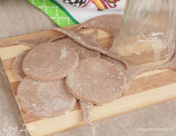 «Отдохнувшее» тесто на припыленной пшеничной мукой поверхности раскатать в пласт толщиной 1,5-2 мм. Стаканом или вырубкой диаметром см 7 вырезать круги.