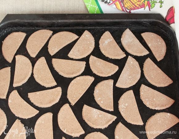 Разрезать каждый кружок пополам. А теперь выберете для себя удобный способ. Меня оба устраивают. Можно поджарить как лаваш на сковороде, а можно в предварительно разогретой духовке до 190-200°С 5-15 минут. Ориентируйтесь, пожалуйста по своей духовке.