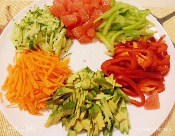 Переложить грейпфрут горкой на блюдо с пожеланием больших доходов в Новом году.