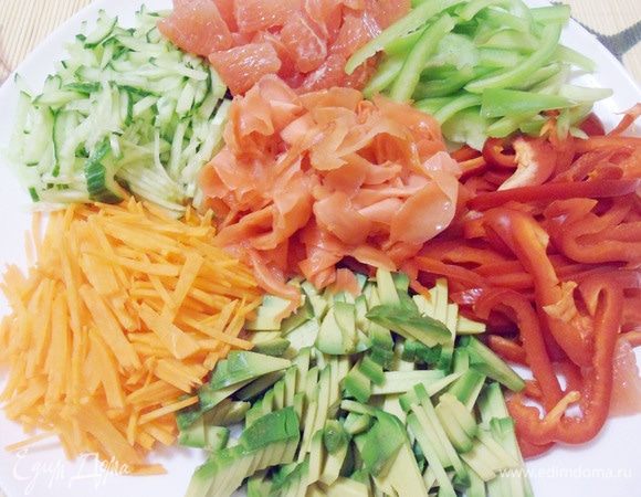 В центр положить маринованный имбирь, который символизирует богатство.