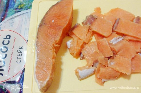 Стейк лосося разделать на филе, удалить косточки и нарезать тонкими ломтиками.