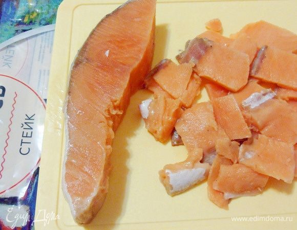 Стейк лосося разделать на филе, удалить косточки и  нарезать тонкими ломтиками.