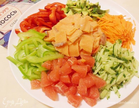 Ломтики лосося выложить горкой на имбирь в самый центр общего блюда. Сырая рыба —
 самый главный ингредиент салата — символ изобилия и достатка в течение всего года.