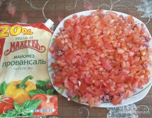 Помидоры также режем мелким кубиком и выкладываем следующим слоем. Опять смазываем майонезом.