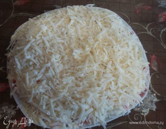 Выкладываем сыр тертый следующим слоем. Смазываем майонезом.