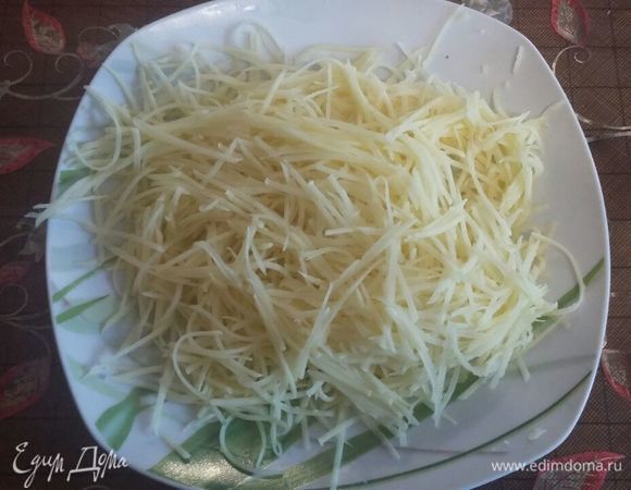 Сырой картофель трем на терке для корейской моркови.
