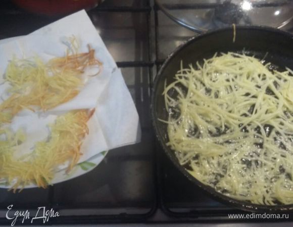 Обжариваем картофель в масле на сковороде, до золотистой румяной корочки с двух сторон.