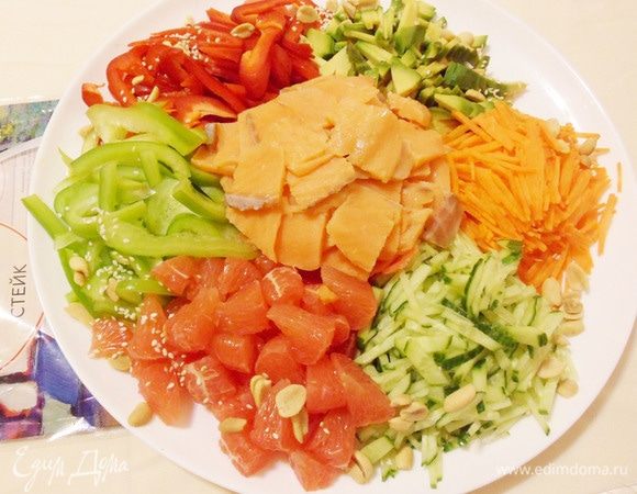 Вокруг овощей посыпать половиной кунжута и арахиса. Семена кунжута символизируют процветание бизнеса, а рубленый арахис — дом, полный золота и серебра.