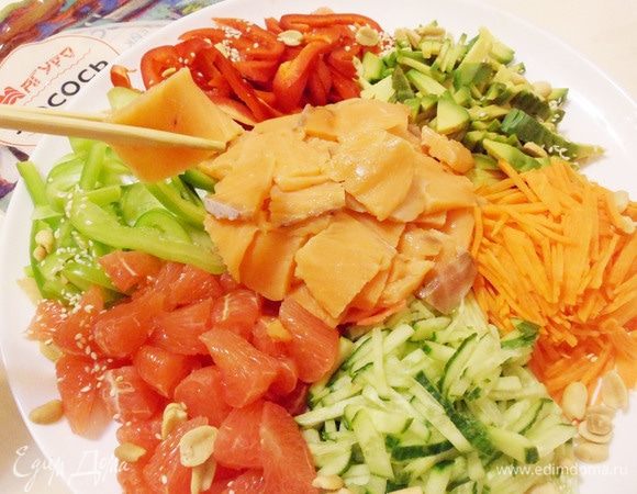 Теперь каждый присутствующий за столом должен взять прибор, и все вместе, не спеша, должны перемешать салат, поднимая каждый из ингредиентов как можно выше и произнося пожелание удачи «Ло хей»!