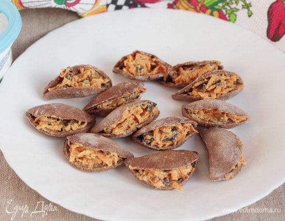 Аккуратненько разрезать все «устрицы» с круглой стороны вдоль «шва». Каждую начинить начинкой по 1 ч. л. У меня их вышло в этот раз 68 штук. На самом деле это не много, «улетают» как семечки.