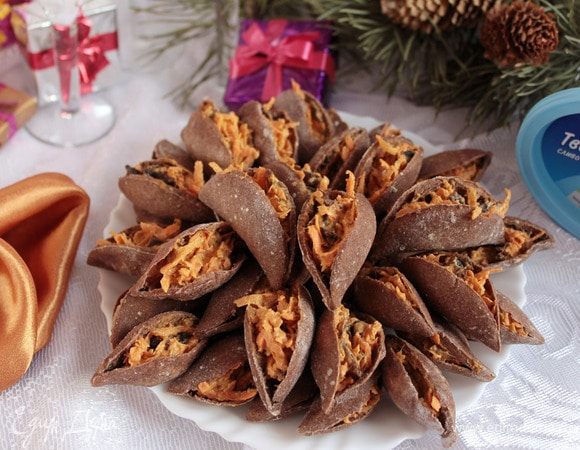 Фаршированные льняные «устрицы» готовы! На самом деле рассчитать количество порций сложно, потому что во время застолья — это закуска среди обилия блюд, а за семейным ужином это может быть 3-4 порции.