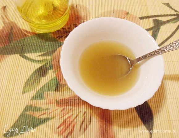 Соус можно приготовить заранее — соединить сок лимона, оливковое масло, сливовое вино и белый перец. Оливковое (растительное) масло «заставляет» деньги «течь рекой».