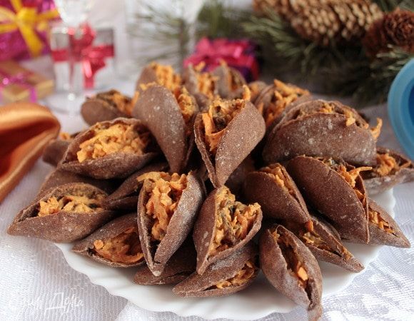 Если «устрица» в духовке или на скороде вздулась не полностью, но уже стала подгорать, ее можно попробовать "надуть" в микроволновой печи. На середину площадки СВЧ положите «устричку» и включите на максимальную мощность (мощность моей 800Вт) на 10 секунд примерно. Я включаю на 50 секунд, потом просто останавливаю, когда готова. Случаев совсем «невздувания» во всех попытках у меня еще не возникало. Надеюсь и у вас все будет отлично. Такие «устрицы» можно начинить абсолютно любой начинкой: сладкой и не сладкой. Мы их очень любим. Приятного аппетита и пусть вам будет вкусно!!!