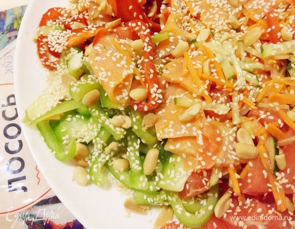 Затем посыпать салат оставшимися кунжутом и арахисом.