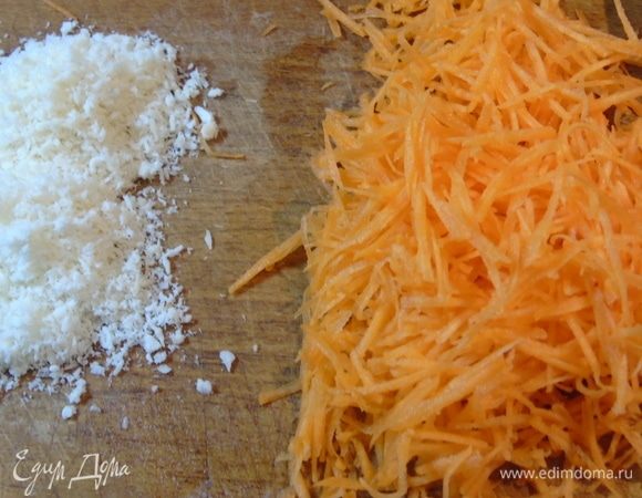 Натрите морковь на мелкой терке. Приготовьте кокосовую стружку.