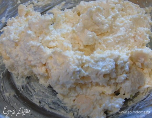 Добавьте майонез, чеснок и перемешайте. Посолите и поперчите по вкусу.