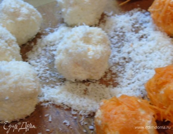 Ложечкой берите немного салата, скатайте в шарик и обваляйте в морковке или в кокосовой стружке. Шарики делайте не большие, я спешила, поэтому шарики получились большие.