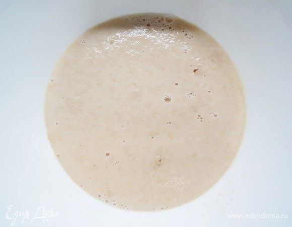 Отдельно смешиваем теплую воду, дрожжи и сахар, размешиваем и дожидаемся появления дрожжевой шапочки, после чего вливаем дрожжевую смесь в муку. 