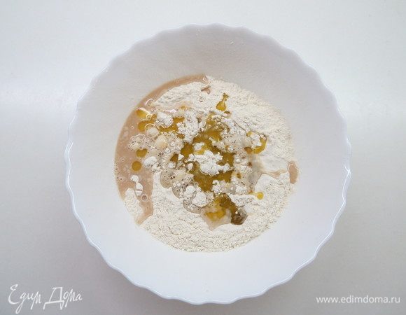 В конце добавляем оливковое масло. Замешиваем эластичное тесто средней мягкости. 