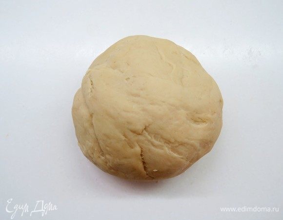 Тесто не должно прилипать к рукам. Если тесто получается чересчур липким, то нужно добавить муки. Если же тесто получается жестким, то нужно добавить воды. Накрываем тесто и оставляем в теплом месте на 1 час. Тесто должно увеличиться в 2 раза. 