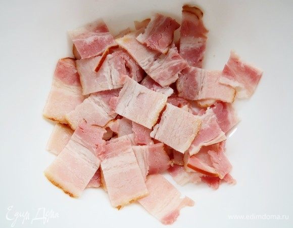 Пока тесто подходит приготовим начинку. Бекон (колбасу) порезать на небольшие кусочки.
