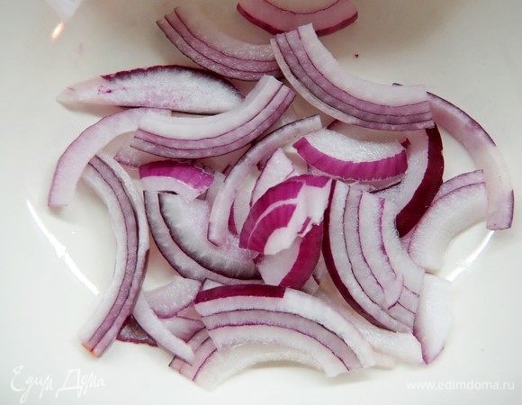 Красный лук очистить и порезать полукольцами. 