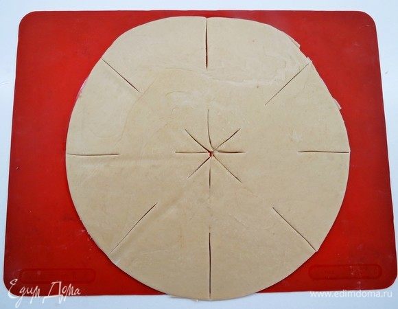 Тесто и начинка готовы, приступаем к формированию пиццы. 
Готовое тесто делим на 2 одинаковые части. Из каждой части раскатываем круглую лепешку, диаметром 40-45 см. При помощи ножа для пиццы делаем надрезы как показано на фото.