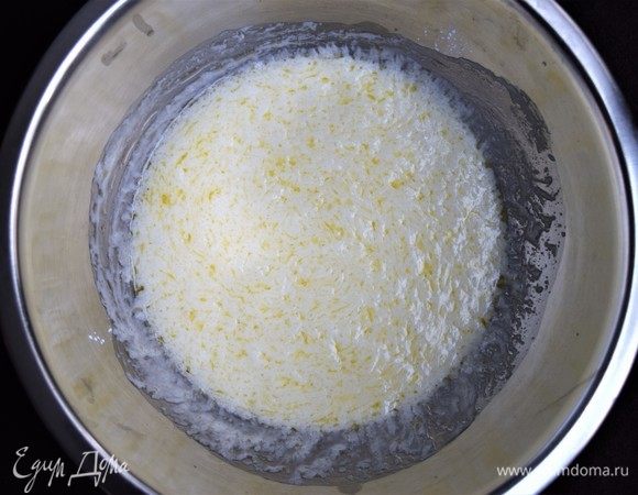 Для теста растопите масло и перемешайте его в глубокой миске с йогуртом, сахаром и солью.