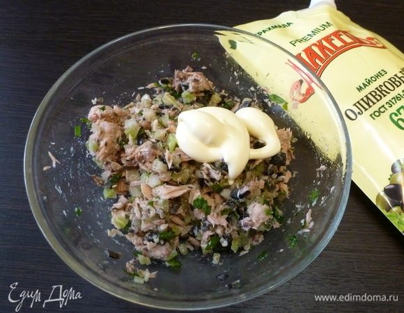 Чтобы приготовить рулетики, нужно сначала запечь большой красный и ровный перец в духовке до черных подпалин, минут 30-40 при температуре 190-200°С. Затем завернуть в пакет и дать перцу пропотеть 10 минут, чтобы с него с легкостью можно было снять шкурку. Затем перец аккуратно разделить на 4 одинаковые (по возможности) части.
Пока перец запекается приготовить начинку для рулетов. С консерв слить жидкость и размять вилкой так, чтобы были небольшие кусочки. Зеленый лук, маслины и сельдерей нарезать мелким кубиком. Приправить перцем, лимонным соком и майонезом ТМ «МахеевЪ».