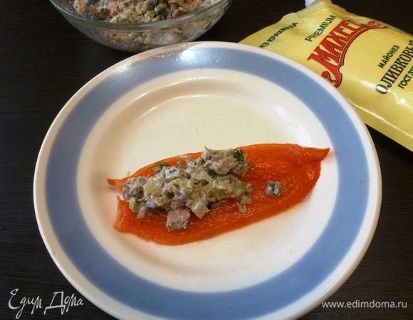 На четвертинку перца выложить столовую ложку начинки, аккуратно свернуть рулетом и закрепить шпажкой. Отправить в холодильник на 40-60 минут охладиться.