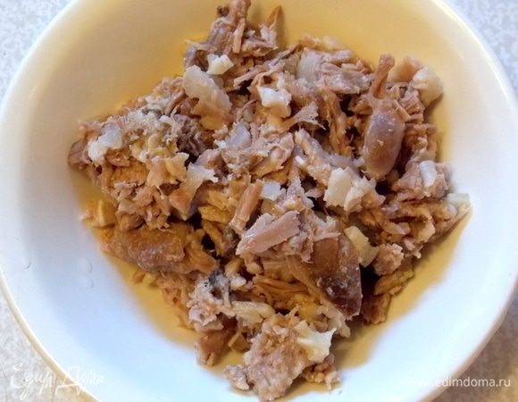 Говяжью голяшку и уши промыть и замочить на 2-3 часа. Снова вымыть и сложить в чашу мультиварки. Добавляем соль, целую луковицу, обожженную на огне морковь, оба вида перцев. Залить водой так, чтобы они были покрыты полностью. Ставим на режим «Тушение» на 1 час, а затем оставляем ее в режиме «Подогрев» на 6-8 часов. Я обычно делаю это вечером. Включаю и иду спать, а утром все готово. Вынуть уши и голяшку, ободрать мясо.