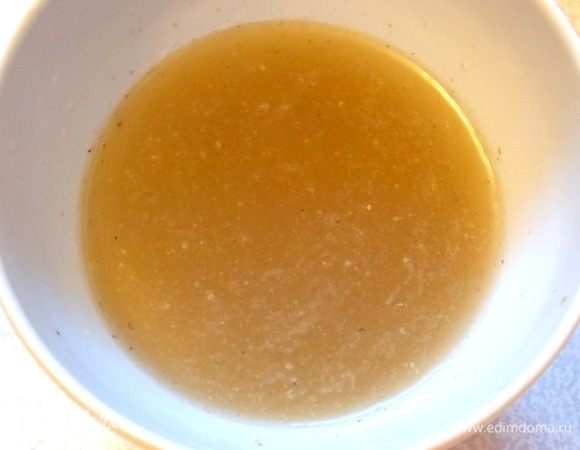 В бульон положить тертый чеснок,  перемешать и досолить по вкусу. Процедить и отлить 240 г.