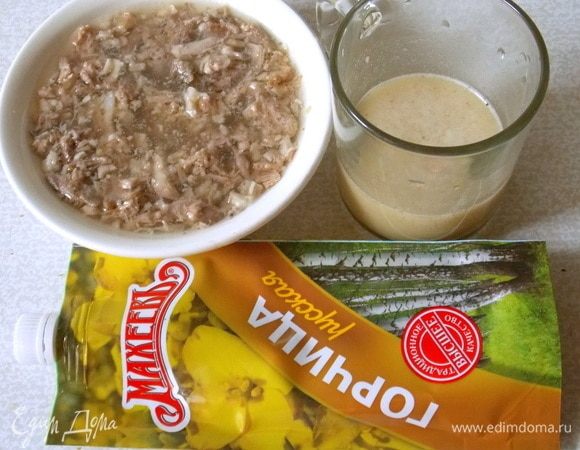 Залить желатин 30 г бульона. Подождать пока он набухнет и распустить на огне до однородной массы. Горчицу ТМ «МахеевЪ» смешать с бульоном и желатином. Вылить на майонезный слой и снова поставить на холод до застывания.