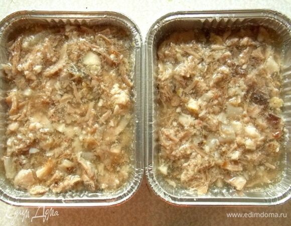 Остальной бульон влить в резанное мясо голяшки и перемешать. Выкладываем массу на горчичный слой и убираем на холод до застывания. Вообще лучше на ночь.