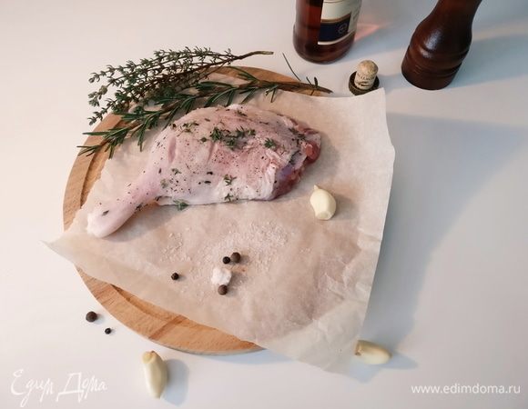 Утиные ножки натрите смесью соли, перцев, коньяка, листочков с тимьяна и розмарина — оставьте на час. Кожицу надрежьте сеточкой. Поставить духовку разогреваться до 200°С.