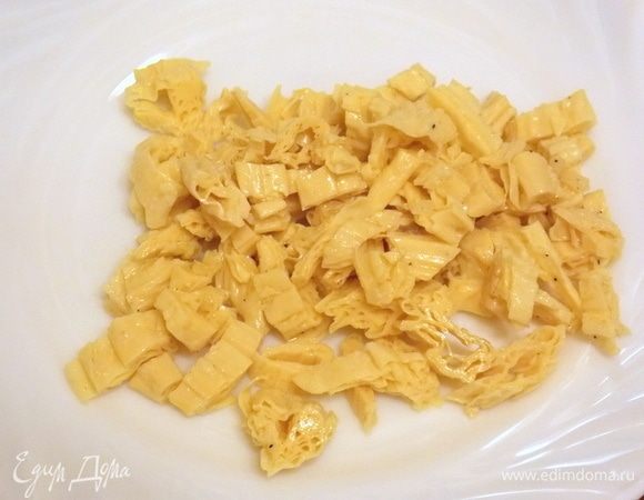 Консервированную соевую спаржу порезать. Другое ее название фучжу.