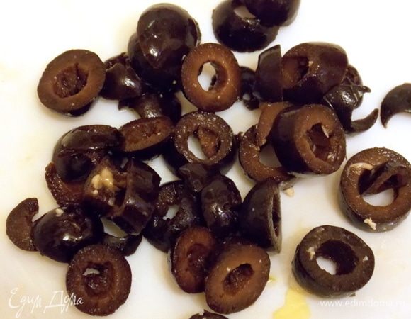 Маслины, без косточек, порезать колесиками.