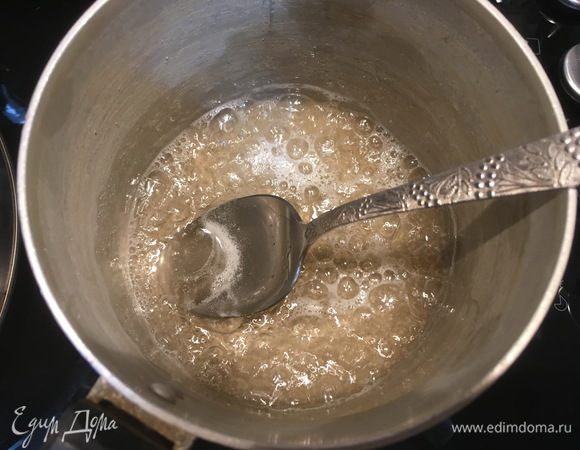 Приготовьте сахарный сироп: смешайте сахар и воду в пропорции 2:1 и доведите до кипения.