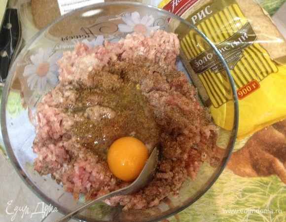 Добавить яйцо, соль, перец и приправы для мяса.