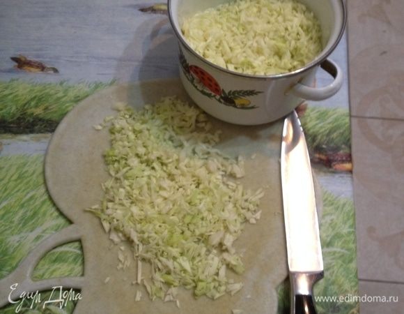 Капусту нарезать на мелкие кубики, залить водой, довести до кипения и варить 5 минут.