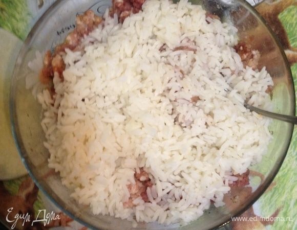 Добавить рис в фарш, перемешать.