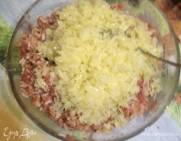 Отварную капусту добавить в фарш, все тщательно перемешать.